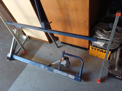 une table posée sur un chariot dans le garage