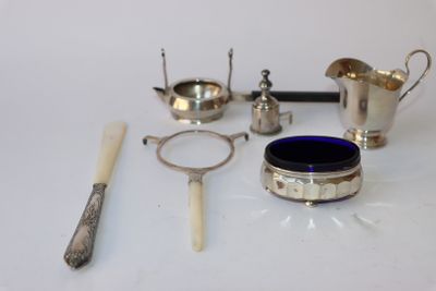 beaucoup d'objets en argent qui se trouvent sur la table