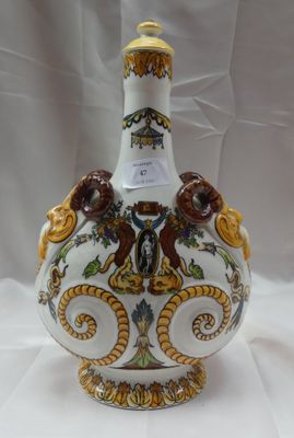 un vase blanc orné de motifs jaunes et marron