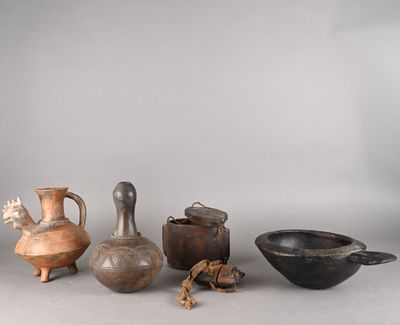 de nombreux types de vases et de bols sur la table