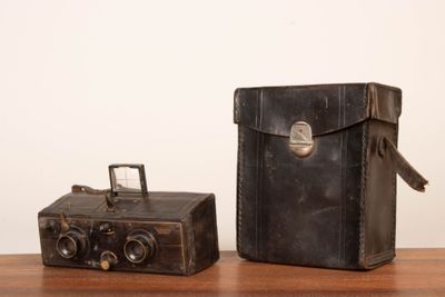 deux vieilles valises posées l'une à côté de l'autre sur une table