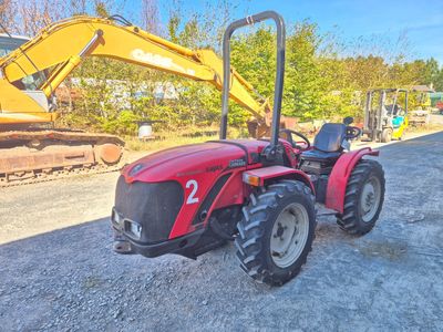 un tracteur garé sur le bord de la route