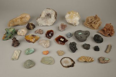 de nombreuses sortes de roches et de pierres sur la table