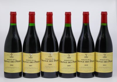 six bouteilles de vin rouge alignées