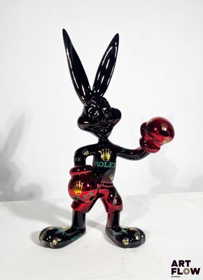 statue représentant un lapin noir muni d'un gant de boxe rouge et tenant une balle rouge