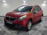 la photo d'une voiture rouge garée dans un garage