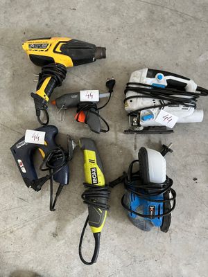 un grand nombre d'outils posés à même le sol
