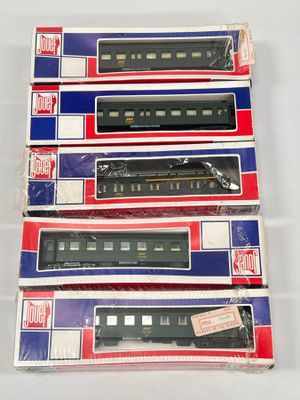 quatre wagons fermés sont alignés sur une surface blanche