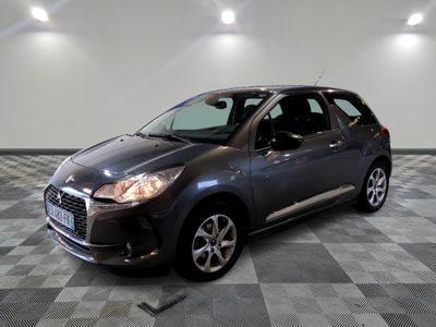 la photo d'une petite voiture garée dans un garage