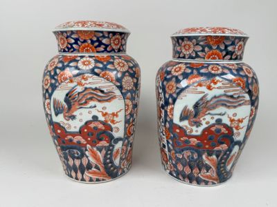 paire de vases chinois ornés de motifs orientaux sur fond blanc