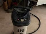 une photo d'un aspirateur posé par terre dans une pièce