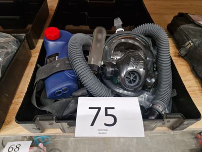 une boîte contenant un masque à gaz et d'autres objets