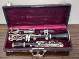 deux clarinettes dans un étui posé sur une table