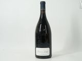 une bouteille de vin posée sur une table