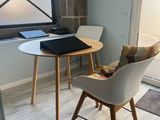 deux chaises et une table dans une petite pièce
