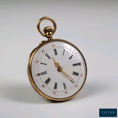 une montre de poche en or avec des chiffres romains sur le cadran