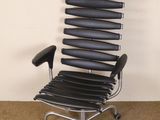 une photo d'une chaise en cuir noir