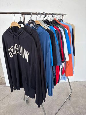un portant sur lequel sont suspendus plusieurs t-shirts