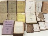 de nombreux livres anciens posés sur une table blanche