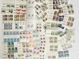 de nombreux cachets différents sur les pages d'un livre