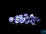 gros plan d'un bouquet de saphirs bleus sur une surface noire