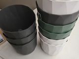 une pile de tasses posées les unes à côté des autres sur une table