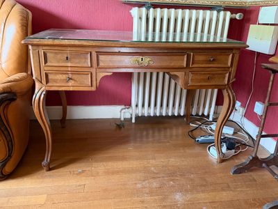 un bureau sur lequel est posé un miroir, dans une pièce