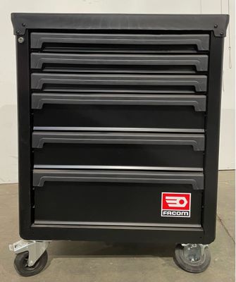 un gros plan d'une armoire à outils noire à cinq tiroirs