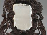 un miroir posé sur une table