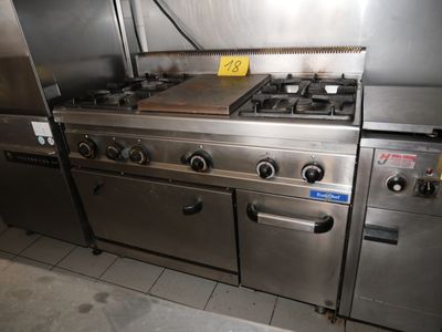 une cuisine équipée d'une cuisinière, d'un four et d'un réfrigérateur