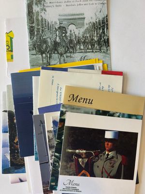 tout un tas de cartes postales de toutes sortes sur la table