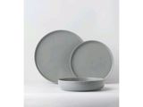 deux assiettes et un bol posés sur une table