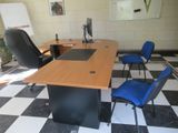 une photo d'une table de réunion et de chaises dans une salle de réunion