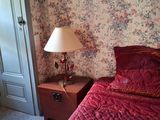 un lit recouvert d'une couette rouge dans une chambre