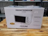 emballage d'un four à micro-ondes posé sur une table dans un magasin
