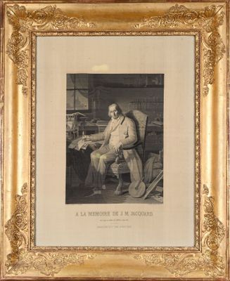 une vieille photo d'un homme assis sur une chaise devant un bureau