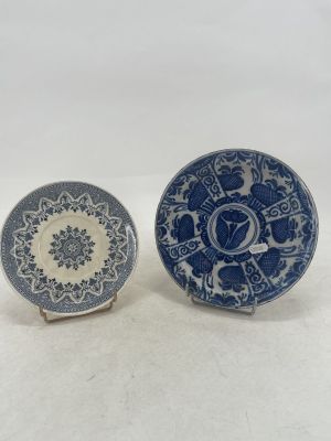 deux assiettes bleues et blanches ornées de motifs sur fond blanc