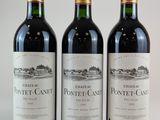 trois bouteilles de vin rouge posées sur une table blanche