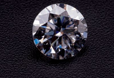gros plan d'un diamant sur une surface noire