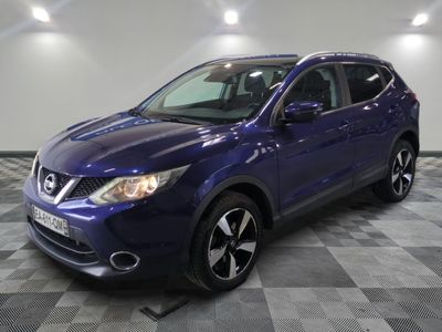 La Nissan QX-V bleue est garée sur un sol à damier