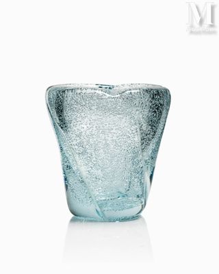 un vase en verre posé sur une surface blanche