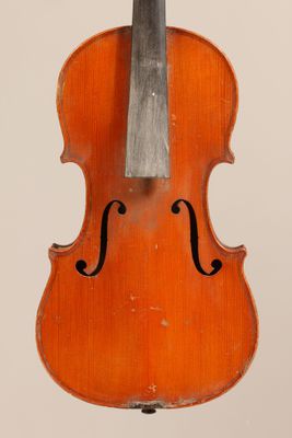 gros plan d'un violon avec un archet sur fond blanc