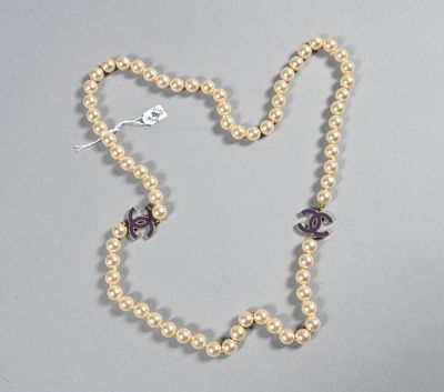 CHANEL. Sautoir en perles fantaisie blanches entrecoupées de…