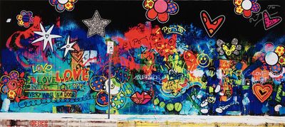 un graffiti sur le mur d'un immeuble, devant lequel se trouve une borne d'incendie