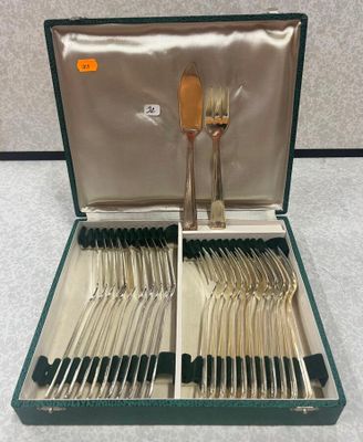 un coffret vert contenant de l'argenterie sur une table