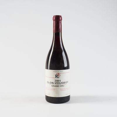 une bouteille de vin rouge posée sur une table blanche
