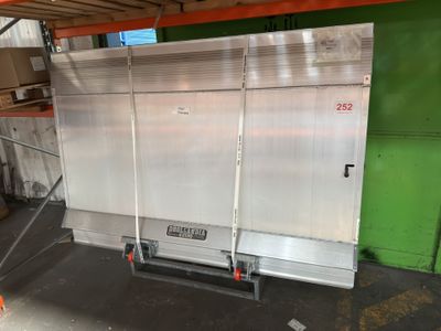 une photo d'un camion garé à l'intérieur d'un entrepôt