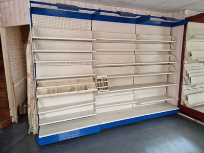 Quatorze mètres linéaires de gondoles métalliques Vendu sur …