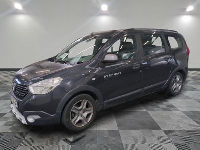 la photo d'une voiture grise garée dans un garage
