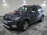 une photo d'une dacia grise garée sur un sol en damier